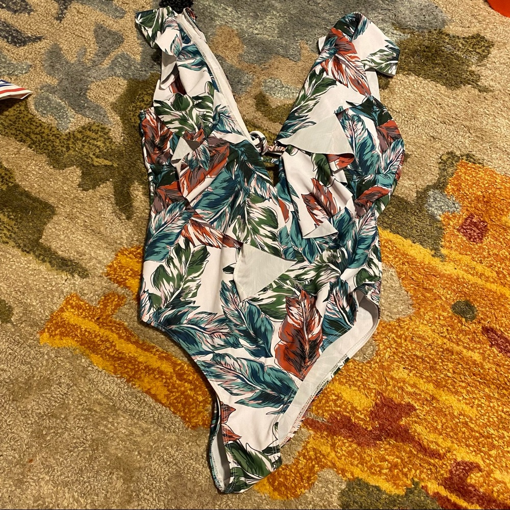 NEW Sporlike Swimsuit Ruffle Large White Leaves